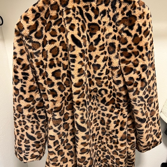 SOLD Oversized women’s leopard print coat/jacket. - Picture 2 of 4